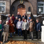 Gruppenbild vor dem Hauptportal